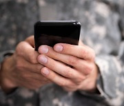 Senior military officers wary of conscripts’ cellphone use: ministry