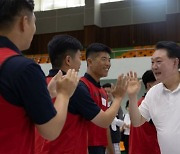 尹대통령, 휴가 중 해병대 장병들 격려…“강력한 안보, 경제에도 도움”