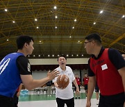 '휴가 중' 윤 대통령, 이번엔 장병들과 농구…직접 슛 던지기도