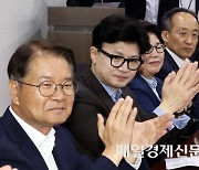 [포토] 노동약자 지원과 보호를 위한 토론회에서 박수치는 참석자들