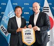 韓 축구는 가지 못한 파리, 정몽규 KFA 회장은 갔다…인판티노 FIFA 회장에게 자서전 선물