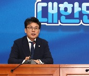 금투세 놓고 이재명 "연기 검토" vs 진성준 "시행"...패닉장에 방황하는 민주당