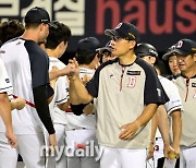 [MD포토] 이승엽 감독 '발라조빅, 승리투수 축하해'