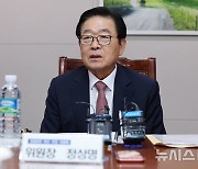 발언하는 정상명 위원장