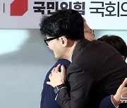 포옹 인사하는 한동훈-이정식