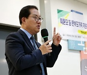 ‘행복 담은 유모차’ 증정식 하는 윤광현 여의도순복음교회 부목사