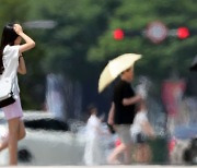 "더워도 너무 덥다"…역대급 폭염에 우산·양산 등 판매 '불티'