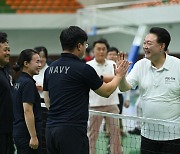 해군 장병과 하이파이브하는 윤 대통령