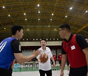 해군 진해기지 찾아 장병들과 농구하는 윤 대통령