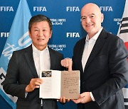 "축구 이야기 나눠" 정몽규, FIFA 회장과 파리서 만나... 자서전 선물