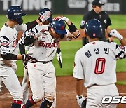 3점 홈런 손성빈, 엄청난 축하 받으며 홈인 [사진]