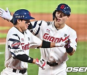 3점 홈런 치고 고승민 축하받는 손성빈 [사진]