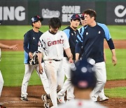 헤드샷 맞고 교체되는 신윤후에게 사과 인사하는 손주환 [사진]