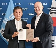 “남자의 스포츠 축구에 여성팬 늘어 흥미”… 한국은 탈락했는데 정몽규 회장 파리서 FIFA 회장 만났다