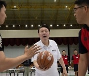 윤석열 대통령, 진해 해군기지서 장병 격려…농구·족구도 함께해