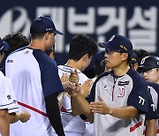 [ST포토] 이승엽 감독, '발라조빅 승리 축하해'