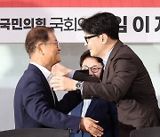 이정식 고용노동부 장관과 포옹하는 한동훈 대표