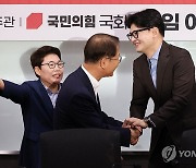 이정식 고용노동부 장관과 반갑게 인사하는 한동훈 대표