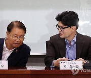 이정식 고용노동부 장관과 대화하는 한동훈 대표