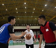 尹, 진해 해군기지서 이틀 휴가…장병 격려하고 운동도 함께