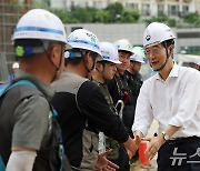 한덕수 총리 '무더위에 고생이 많으십니다'