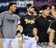 [포토] 염경엽 감독 축하 받는 에르난데스