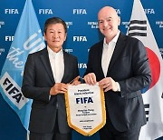 '4선 연임 위한 초석 다지기?' 정몽규 회장, FIFA 회장 사무실 방문...'축구의 시대' 책 선물