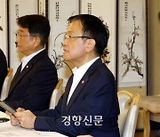 당장 집값 오르는데 10년 걸릴 그린벨트 풀어 아파트 짓겠다는 정부…비아파트 대책은