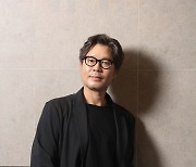 ‘행복의 나라’ 유재명 “전두환 모티브 캐릭터 처음엔 거절, 삭발 부담 無” [EN:인터뷰①]