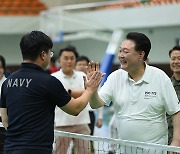 윤대통령, 진해 기지서 장병과 휴가…"안보, 경제와 연결"