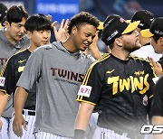 KBO 첫승 거둔 에르난데스 [사진]