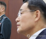 의원 질의 경청하는 원천희 국방정보본부장