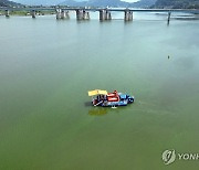 '녹조 재확산을 막아라'…영남권 낙동강 유역 녹조 제거선 가동