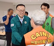 폭염 현장 대응 인력 격려하는 이한경 본부장