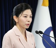 김인애 부대변인, '北 선수단 삼성폰' 관련 답변