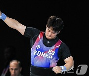 기뻐하는 유동주 '1차시기 203kg 성공'