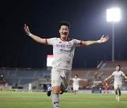 [K리그1 현장리뷰] '이상헌 멀티골 폭발!' 강원, 1위 김천 상대 2-1 역전승...선두 탈환