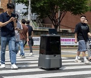 “마당을 나온 로봇”…현대차그룹 자율주행로봇, 신호등 보고 길 건넜다