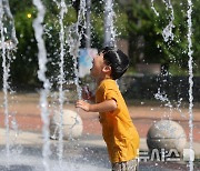 '폭염 식혀주는 바닥분수'