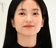 [포토] 김태리, ‘더듬이’ 헤어 깜찍