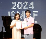 [포토]2024 ISMAF 대표멘토에게 자원봉사 확인증 전달하는 나경원 조직위원장