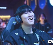 ‘파괴전차’ 한화생명, 디알엑스 꺾고 서머 PO 2R 직행 확정 [LCK]