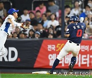 [ST포토] 황성빈, '내가 더 빨랐지'