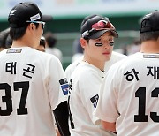 KBO 최다 수비이닝 1·2위 최지훈-박성한 모두 쉰다! 이숭용 감독 "바쁠수록 돌아가려 한다" [인천 현장]