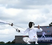 준결승 펜싱 경기 치르는 전웅태