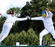 준결승 펜싱 경기 치르는 전웅태