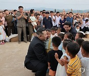 김정은, 의주군 수해지역 방문