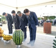 '한국전쟁때 집단 총살' 제주 섯알오름 희생자 제74주기 위령제