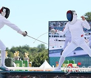 펜싱 경기 치르는 김선우