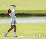 4라운드 마지막 홀에서 세컨샷하는 고진영